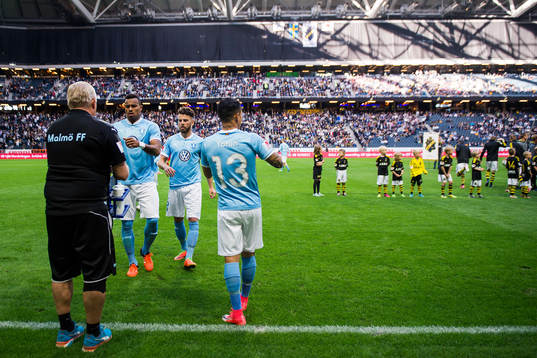 Malmö FFs Felipe Carvalho. Erdal Rakip och Yoshimar Yotún