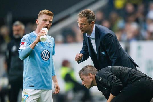 Malmö FFs tränare Magnus Pehrsson pratar med Anders