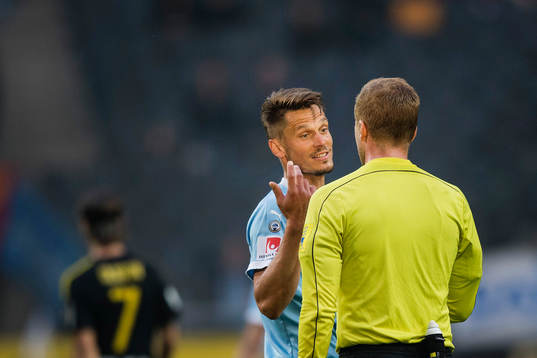 Malmö FFs Markus Rosenberg reagerar mot domare Glenn Nyberg