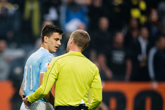Malmö FFs Alexander Jeremejeff pratar med domare Glenn