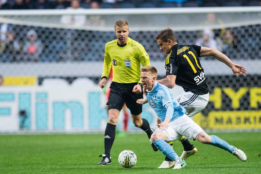 s Eero Markkanen fäller Malmö FFs Anders Christiansen