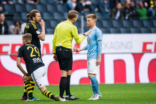 Domare Glenn Nyberg pratar med Malmö FFs Anders