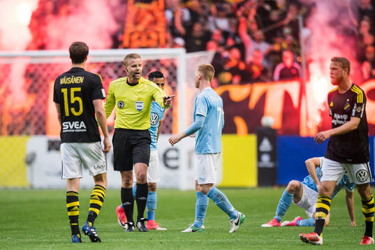 Domare Glenn Nyberg pratar med Malmö FFs Anders