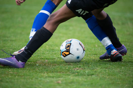 Fötter och boll i B-lagsmatchen mellan Nosaby och IFK