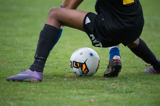 Fötter och boll i B-lagsmatchen mellan Nosaby och IFK