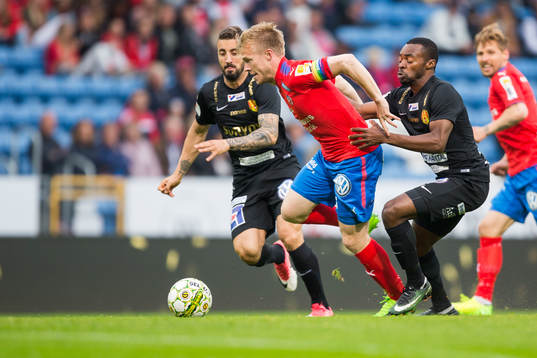 Helsingborgs Andreas Landgren tar sig igenom Syrianskas