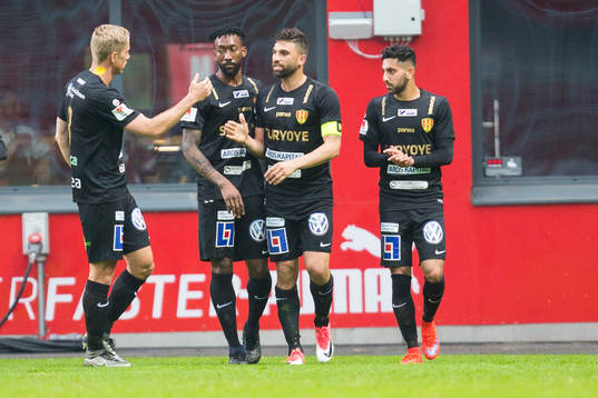 Syrianskas Mattias Mete jublar med lagkamrater