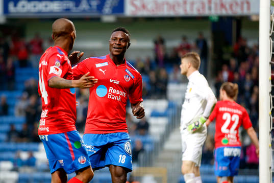Helsingborgs Bradley Surprise Ralani och Oke Akpoveta jublar