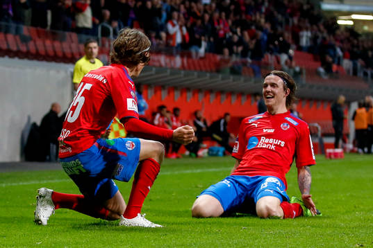 Helsingborgs Max Svensson jublar med lagkamrater