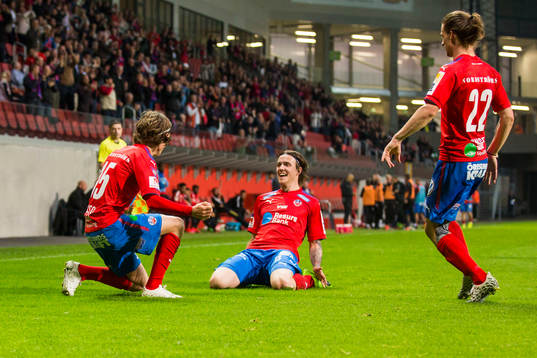 Helsingborgs Alexander Achinioti-Jönsson jublar med Max