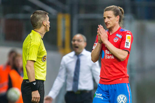 Helsingborgs Jesper Lange i diskussion med linjedomaren