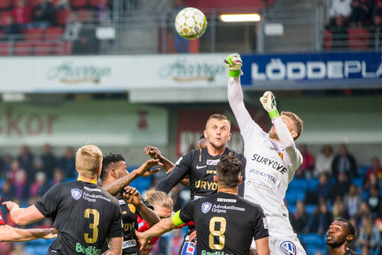 Syrianskas målvakt Hampus Elgan uppe och boxar bort bollen