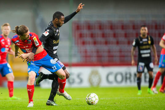 Helsingborgs Jesper Lange och Syrianskas Samuel Akintioye
