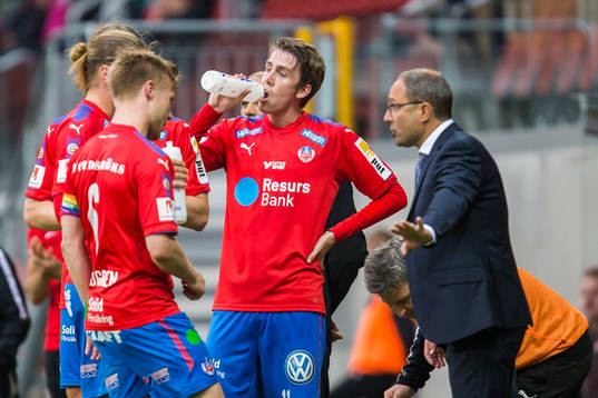 Helsingborgs spelare i diskussion med tränare Per-Ola Ljung