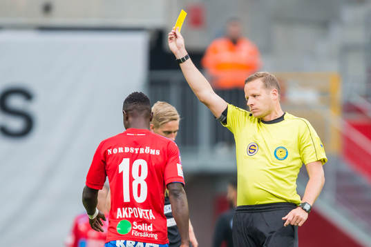 Domare Johan Krantz varnar spelare