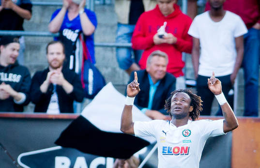 9 Örebros Kennedy Igboananike jublar