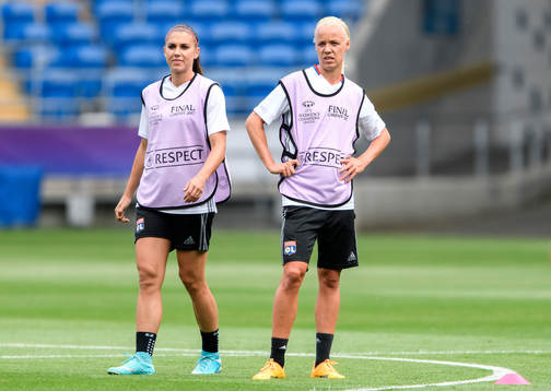 Alex Morgan och Caroline Seger