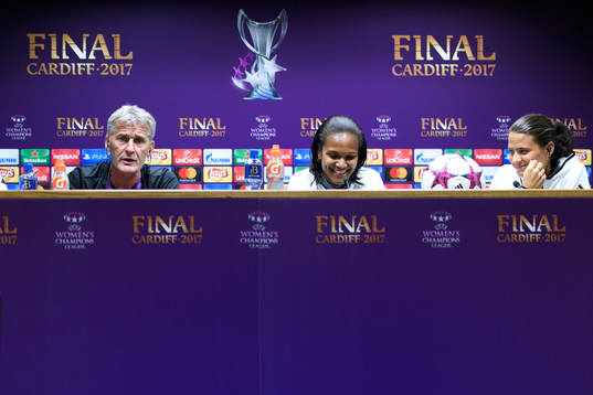 Tränare Gerard Precheur, Wendie Renard och Dzsenifer