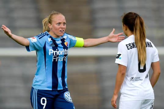 Djurgårdens Mia Jalkerud i ett argument med  Eskilstunas