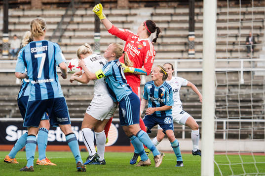 Eskilstunas Olivia Schough i en duell mot Djurgårdens