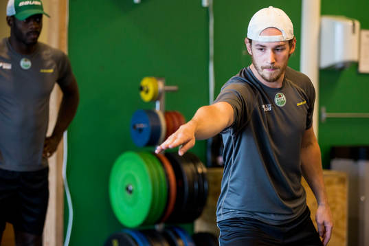 Rögles Sebastian Collberg instruerar lagkamrat