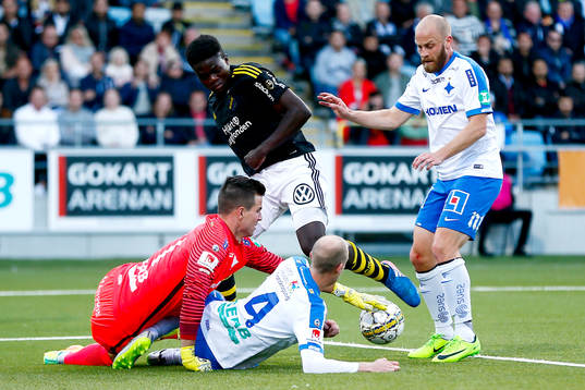 s Daniel Mushitu och Norrköpings målvakt Michael Langer