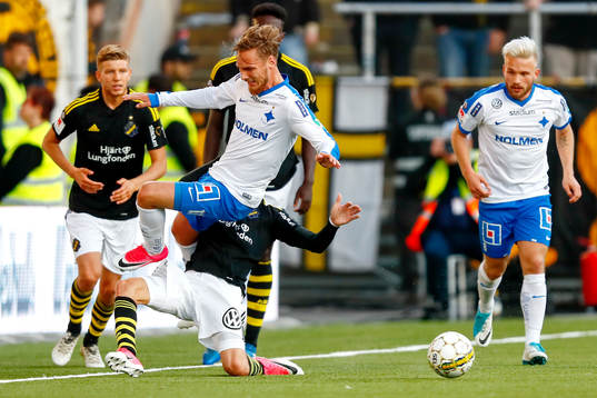 s Kristoffer Olsson slår undan benen på Norrköpings