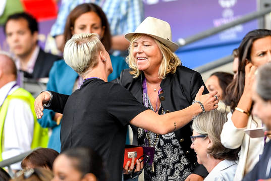 Nilla Fischer hälsar på Sveriges landslagschef Marika