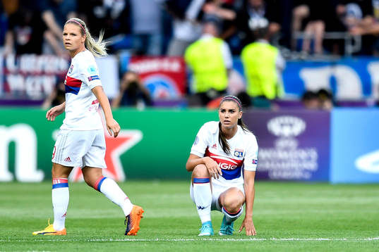 Lyons Alex Morgan grinar illa och byts ut