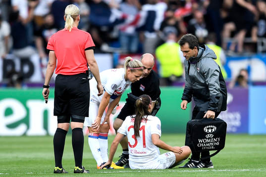 Lyons Alex Morgan grinar illa och byts ut