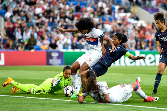Lyons målvakt Sarah Bouhaddi och Wendie Renard täcker ett