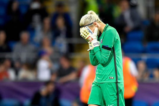 Paris målvakt Katarzyna Kiedrzynek deppar