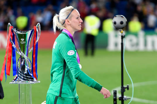 Paris målvakt Katarzyna Kiedrzynek passerar pokalen med