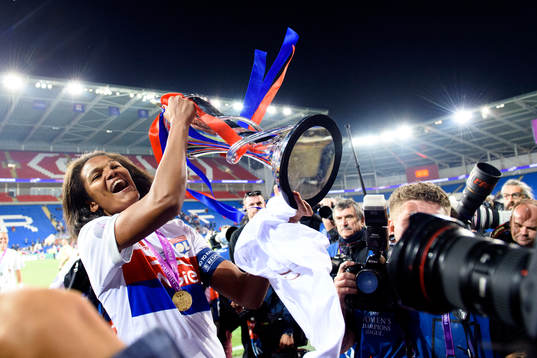 Lyons Wendie Renard jublar med pokalen