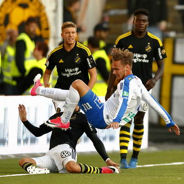 s Kristoffer Olsson  fäller Norrköpings Linus Wahlqvist