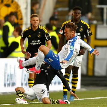 s Kristoffer Olsson  fäller Norrköpings Linus Wahlqvist