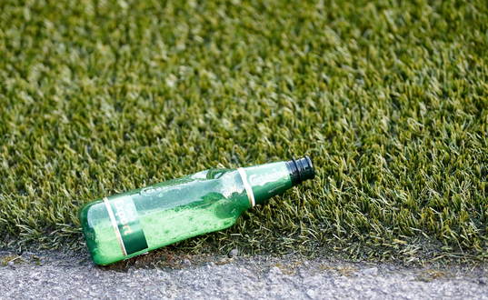 Inkastad ölplaska av plast