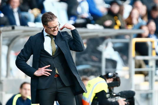 s tränare Rikard Norling reagerar