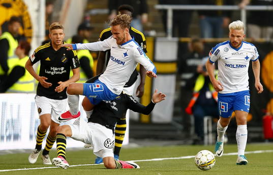 s Kristoffer Olsson  fäller Norrköpings Linus Wahlqvist