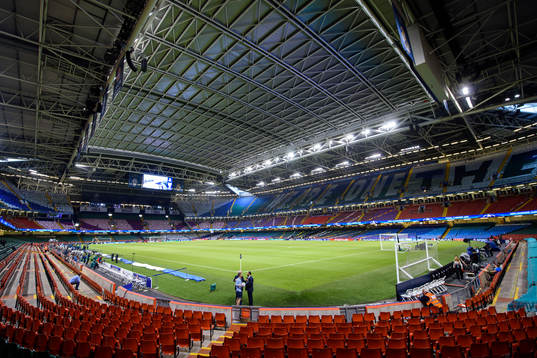Interiör av Wales nationalarena med stängt tak innan en