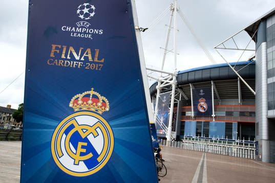 Klubbmärket för Real Madrid utanför arenan innan en