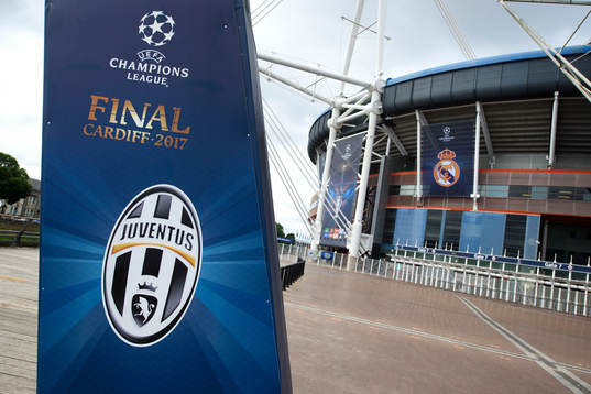 Klubbmärket för Juventus utanför arenan innan en