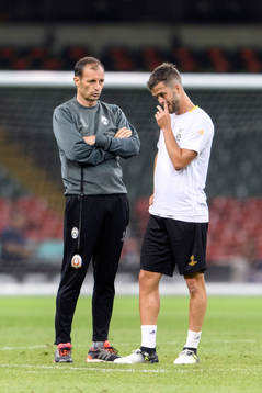 Tränare Massimiliano Allegri pratar med Miralem Pjanic