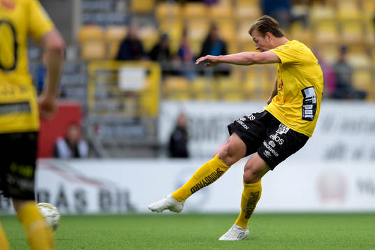 Elfsborgs Simon Olsson skjuter 1-0