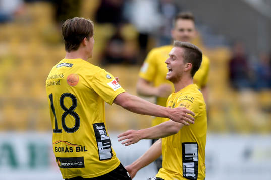 Elfsborgs Simon Olsson och Adam Lundqvist jublar