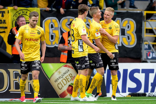 Elfsborgs Per Frick jublar med lagkamrater