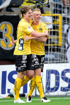 Elfsborgs Per Frick och Simon Olsson jublar