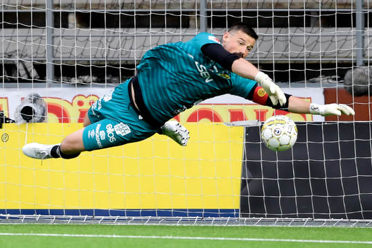 Elfsborgs målvakt Kevin Stuhr Ellegaard räddar