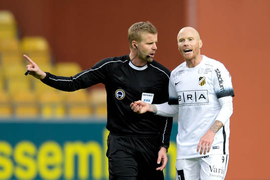 Domare Glenn Nyberg och Häckens Alexander Farnerud
