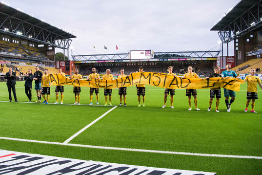 Elfsborgs spelare med banderoll